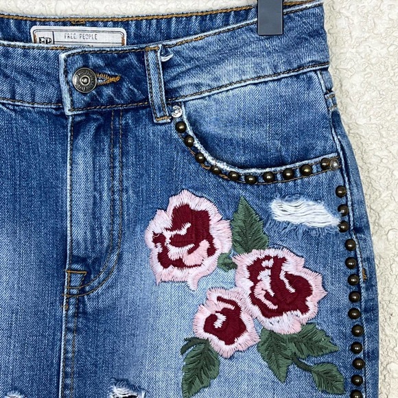 Free People Wild Rose Jean Skirt Size 2 Blue Embroidered Fray Hem Mini Floral - Picture 7 of 15